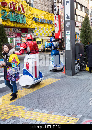 Schauspieler verkleidet in Maskottchen Anzügen wirbt für das Geschäft eine Roboter-Themen-Restaurant in Kabukicho Shinjuku-Tokio Stockfoto