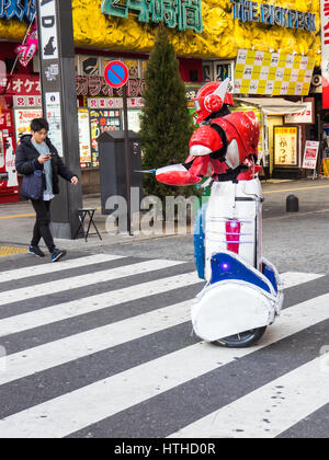 Schauspieler verkleidet in Maskottchen Anzügen wirbt für das Geschäft eine Roboter-Themen-Restaurant in Kabukicho Shinjuku-Tokio Stockfoto