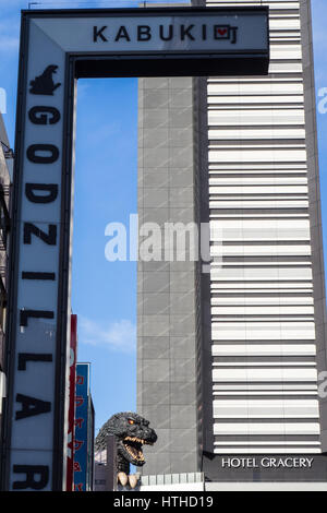 Büste von Fabelwesen Godzilla an der Toho-Kinos neben dem Gracery Hotel, Kabukicho Shinjuku Tokyo Japan. Stockfoto