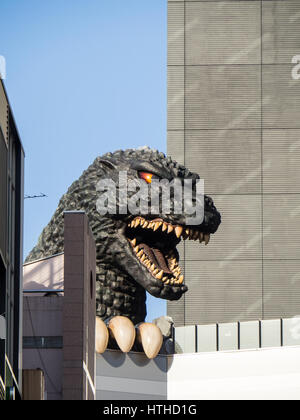 Büste von Fabelwesen Godzilla an der Toho-Kinos neben dem Gracery Hotel, Kabukicho Shinjuku Tokyo Japan. Stockfoto