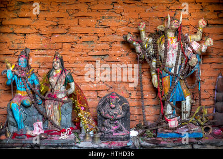 Hinduistische Gottheiten in einem Tempel auf der Panchase Lakeside, Panchase Mountain, Nepal. Stockfoto