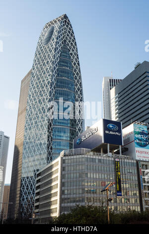 Mode Gakuen Cocoon Tower und andere Türme in der Innenstadt von Shinjuku, Tokio, Japan. Stockfoto