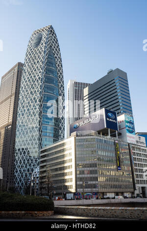 Mode Gakuen Cocoon Tower und andere Türme in der Innenstadt von Shinjuku, Tokio, Japan. Stockfoto