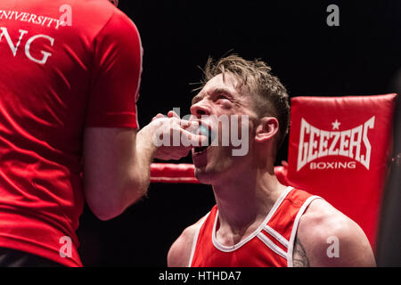 Cambridge, UK. 10. März 2017. Oxford gegen Cambridge. 110. Varsity Boxkampf an der Cambridge Corn Exchange. © Guy Corbishley/Alamy Live-Nachrichten Stockfoto