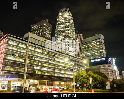 Mode Gakuen Cocoon Tower und andere Türme in der Innenstadt von Shinjuku nachts, Tokio, Japan. Stockfoto