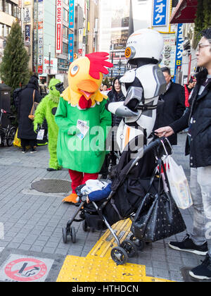 Schauspieler verkleidet in Maskottchen Anzügen wirbt für das Geschäft eine Roboter-Themen-Restaurant in Kabukicho Shinjuku-Tokio Stockfoto