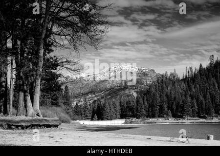 Der Blick über Hume Lake im Kings Canyon Nationalpark, Kalifornien, mit Blick auf Wren Peak und die Berge der Sierra Nevada. in schwarz und weiß. Stockfoto