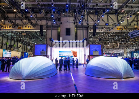 Volvo stand mit neuen Autos vor der offiziellen Pressekonferenz im 87. Genfer Automobil-Salons Genf Schweiz 2017 abgedeckt Stockfoto