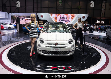 Modelle posieren neben Fiat 500 Auto am 87. Genfer Automobil-Salons Genf Schweiz 2017 Stockfoto