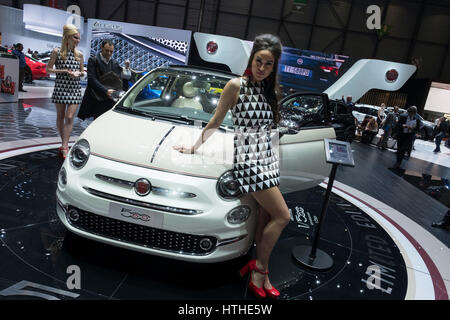 Modelle posieren neben Fiat 500 Auto am 87. Genfer Automobil-Salons Genf Schweiz 2017 Stockfoto