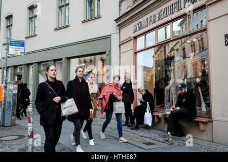 Menschen auf Neue Schonhauser Strasse, modische Straße mit vielen Designer-Boutiquen in Mitte, Berlin, Deutschland Stockfoto