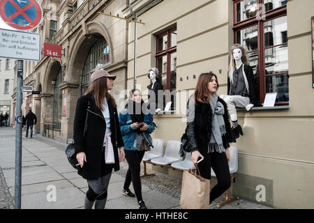 Menschen auf Neue Schonhauser Strasse, modische Straße mit vielen Designer-Boutiquen in Mitte, Berlin, Deutschland Stockfoto