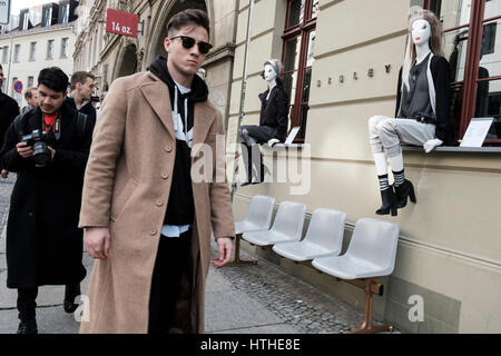 Menschen auf Neue Schonhauser Strasse, modische Straße mit vielen Designer-Boutiquen in Mitte, Berlin, Deutschland Stockfoto