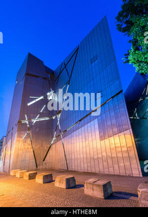 Nachtansicht des äußeren des jüdischen Museums in Berlin, Deutschland. Stockfoto