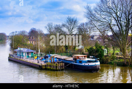 Boot in Kew Pier festgemacht an einem hellen, sonnigen Frühlingstag. Foto aufgenommen von Kew Bridge Stockfoto