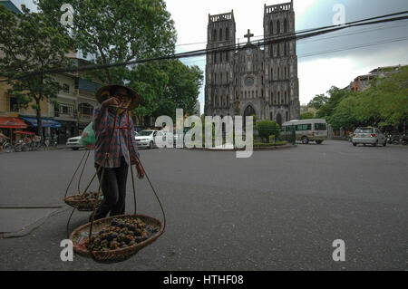 Frau trägt Essen in Bambuskörben in Hanoi, vietnam Stockfoto