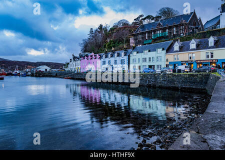 Bunte Häuserzeile entlang des Kais am Hafen von Portree, von der Ecke des Hafens. Stockfoto