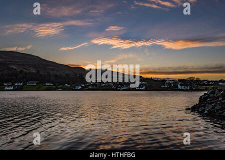 Sonnenuntergang von Wolken reflektiert über Loch Portree, März 2017, Blick von der Küste von "The Klumpen" Portree, Isle Of Skye, Schottland, UK Stockfoto