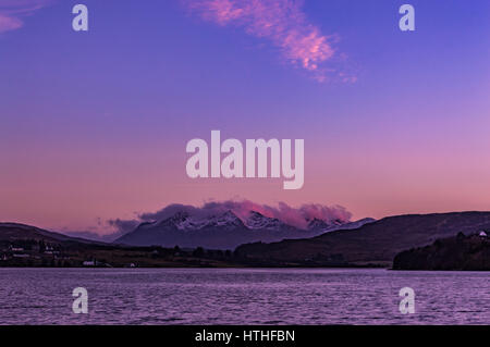 Blick auf die schneebedeckten Cuillin Hills am späten Nachmittag Sonne, von Udaipur Straße, Portree auf der Insel Skye. Stockfoto