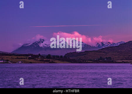 Blick auf die schneebedeckten Cuillin Hills am späten Nachmittag Sonne, von Udaipur Straße, Portree auf der Insel Skye. Stockfoto