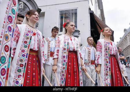 Konzert der rumänischen Folklore Gruppe in der Nähe von Manneken Pis in Tag Folklorissimo 2016 Folklore Festival und am Wochenende ohne Auto in Brüssel, Belgien, auf Stockfoto