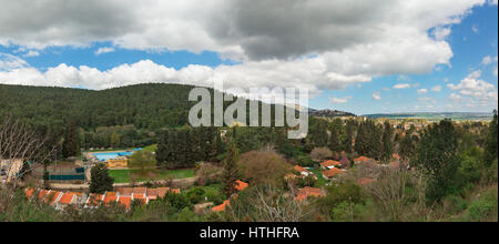 Schöne Aussicht vom Berg auf einem Hintergrund von Wolken in Israel Stockfoto