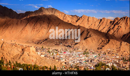 Vogelperspektive der Stadt Leh in Ladakh, Kaschmir und die umliegenden Berge Stockfoto