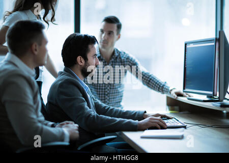 Mitarbeiter am Projekt arbeiten zusammen im Büro Stockfoto