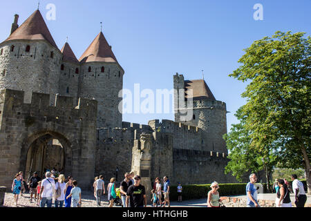 Türme und Mauern der Cite de Carcassonne, eine mittelalterliche Festung Zitadelle befindet sich im französischen Département Aude, Languedoc-Roussillon Region. Ein Worl Stockfoto