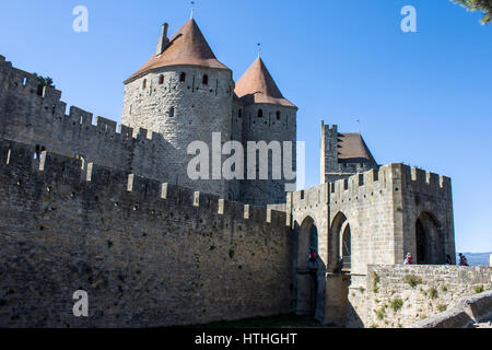 Türme und Mauern der Cite de Carcassonne, eine mittelalterliche Festung Zitadelle befindet sich im französischen Département Aude, Languedoc-Roussillon Region. Ein Worl Stockfoto