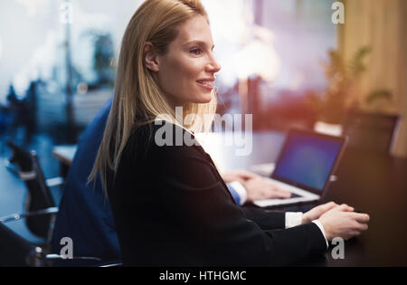 Erfolgreiche Geschäftsleute sitzen am Schreibtisch im Büro Stockfoto