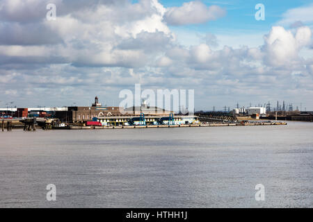 London International Cruise Terminal auf der Themse bei Tilbury, gesehen von Gravesend, Kent, UK Stockfoto