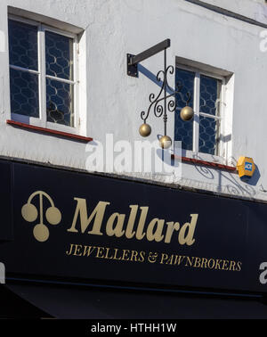 Die Stockente traditionelle Juweliere und Pfandleiher in Romford Stadtmitte, mit drei goldenen Ball Zeichen, London, UK Stockfoto