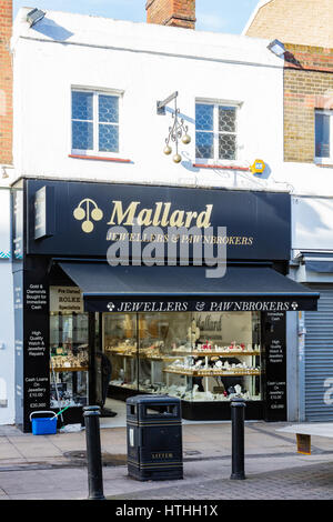 Die Stockente traditionelle Juweliere und Pfandleiher in Romford Stadtmitte, mit drei goldenen Ball Zeichen, London, UK Stockfoto