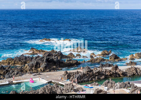 Natürliche Schwimmbäder in Porto Moniz, Norden von Madeira, Portugal. Stockfoto