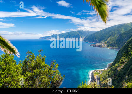 Nordküste von Madeira gesehen vom Miradouro da Ribeira da Janela, Ribeira da Janela, Madeira, Portugal. Stockfoto