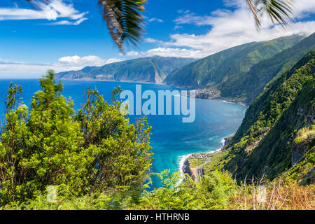 Nordküste von Madeira gesehen vom Miradouro da Ribeira da Janela, Ribeira da Janela, Madeira, Portugal. Stockfoto