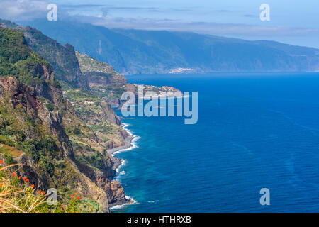 Arco De São Jorge auf Nordküste Madeiras gesehen aus Sicht der Vigia, Madeira, Portugal. Stockfoto