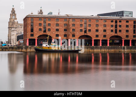 Eine tagsüber Langzeitbelichtung (verwischen die Bewegung der Wolken & Wasser) Blick über das Albert Dock an der Uferpromenade von Liverpool. Stockfoto