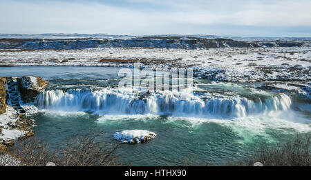 Ein breites gefrorenen Wasserfall in Island im Winter Stockfoto