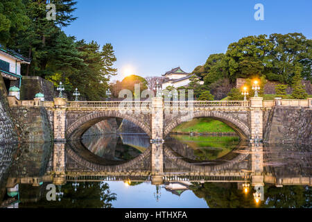 Tokyo, Japan am Kaiserpalast Graben und Brücke in der Nacht. Stockfoto