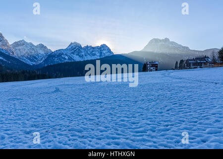 Panoramablick auf die Dolomiti Berge auf einen Winter Sonnenuntergang Sappada Italien. Stockfoto