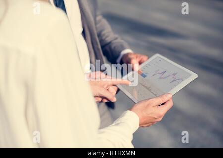 Unternehmer-Frauen reden Hände halten Tablet Stockfoto