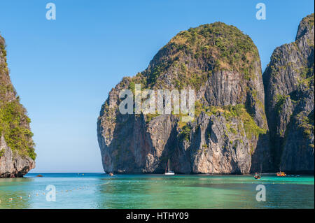 Maya Bay, Phi Phi Inseln, Thailand ist ein beliebtes Tourenziel aus Phuket und bekannt als Standort für den Film "The Beach" Stockfoto