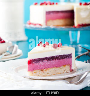 Cranberry, Heidelbeere, Himbeere Torte, Mousse Torte, Kuchen, Käsekuchen mit frischen Heidelbeeren auf blauem Untergrund aus Holz Stockfoto