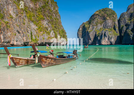 Maya Bay, Phi Phi Inseln, Thailand ist ein beliebtes Tourenziel aus Phuket und bekannt als Standort für den Film "The Beach" Stockfoto