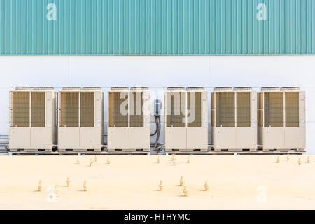 Stahl Ventilator auf Stahlkonstruktion für industrielle Ventilationssystem und Klimaanlage Gebläse Raum in ein neues Betriebsgebäude. Stockfoto