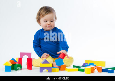 Kleines Kind spielen mit Würfeln isoliert auf weißem Hintergrund Stockfoto