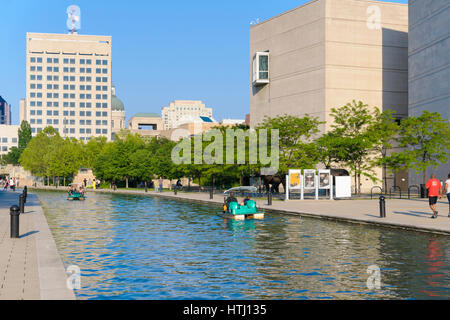 Menschen im Tretboot erkunden der historischen zentralen Kanal in Indianapolis, Indiana, USA Stockfoto