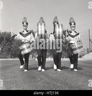 1950er-Jahren, historische, Drummer ein American Football marching Band Praxis auf dem Platz vor einem Spiel. Stockfoto